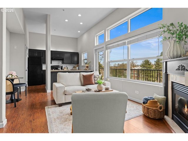 7442 S VIRGINIA Ave B, Portland, OR 97219