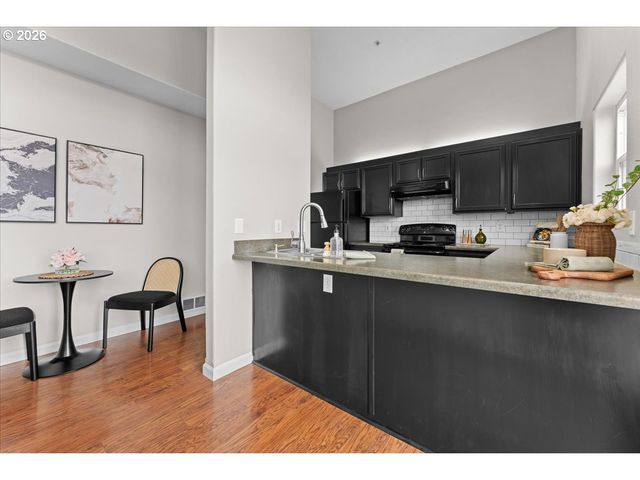 7442 S VIRGINIA Ave B, Portland, OR 97219