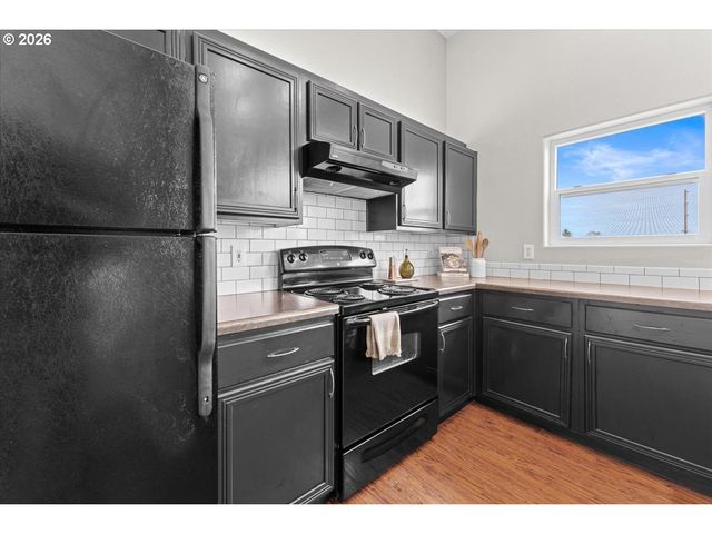 7442 S VIRGINIA Ave B, Portland, OR 97219