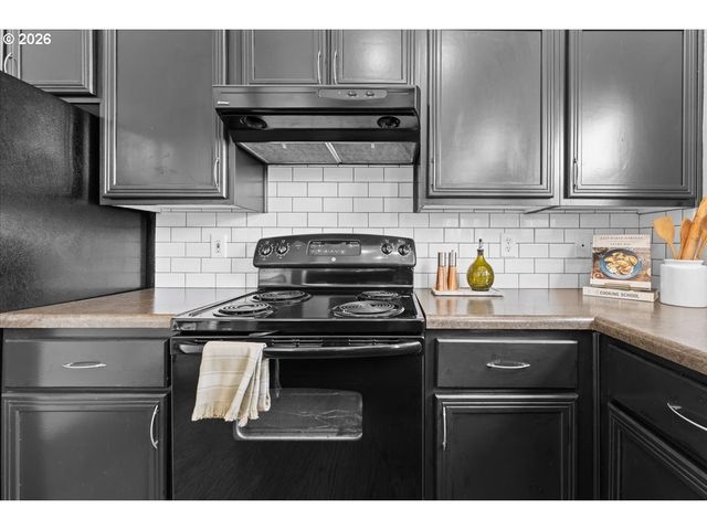 7442 S VIRGINIA Ave B, Portland, OR 97219