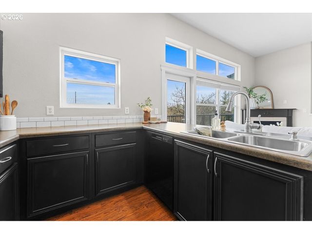 7442 S VIRGINIA Ave B, Portland, OR 97219