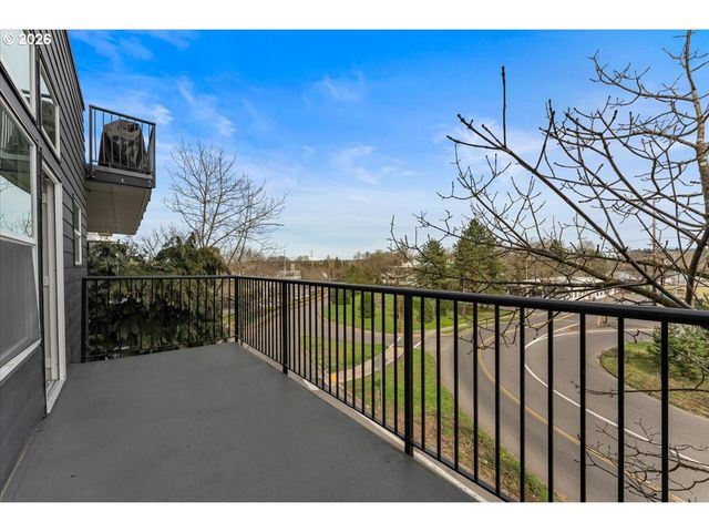 7442 S VIRGINIA Ave B, Portland, OR 97219