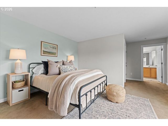 7442 S VIRGINIA Ave B, Portland, OR 97219