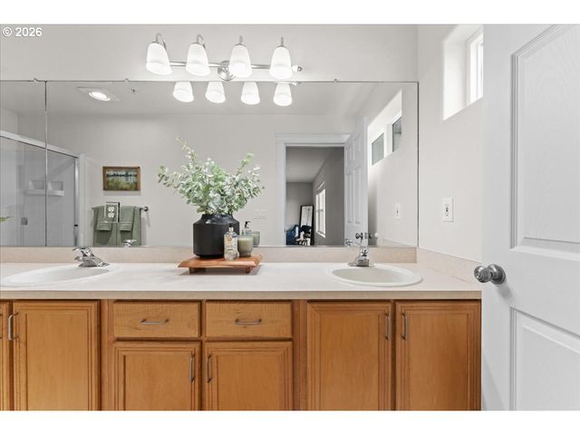 7442 S VIRGINIA Ave B, Portland, OR 97219