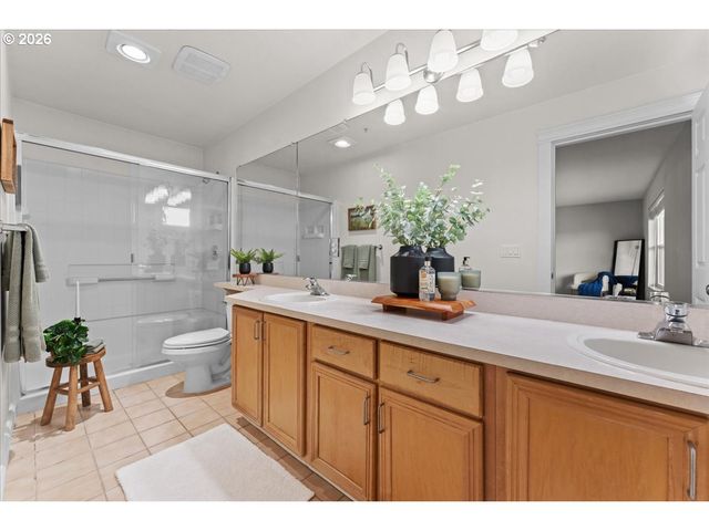 7442 S VIRGINIA Ave B, Portland, OR 97219