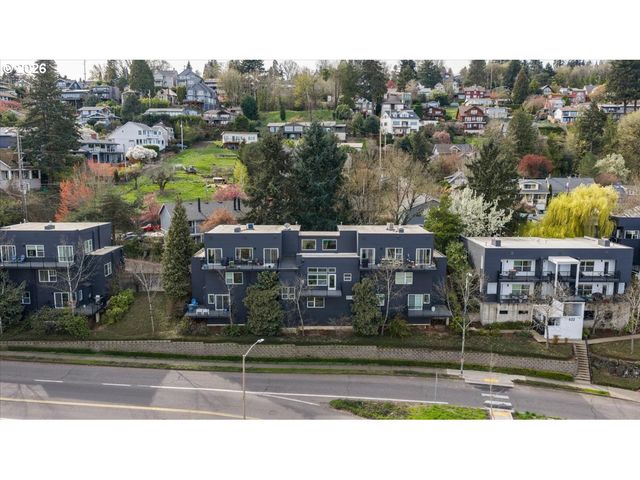 7442 S VIRGINIA Ave B, Portland, OR 97219