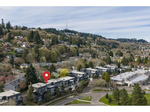 7442 S VIRGINIA Ave B, Portland, OR 97219