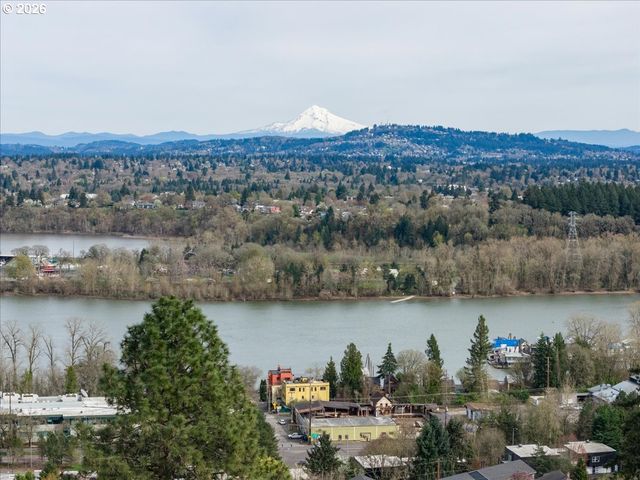 7442 S VIRGINIA Ave B, Portland, OR 97219