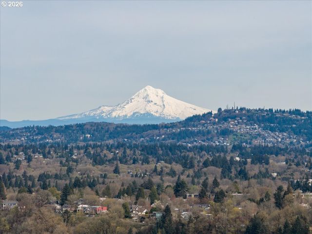 7442 S VIRGINIA Ave B, Portland, OR 97219