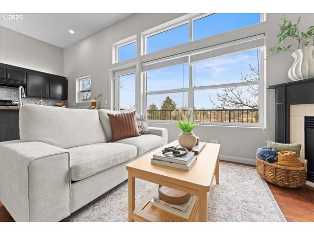 7442 S VIRGINIA Ave B, Portland, OR 97219