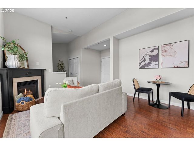 7442 S VIRGINIA Ave B, Portland, OR 97219