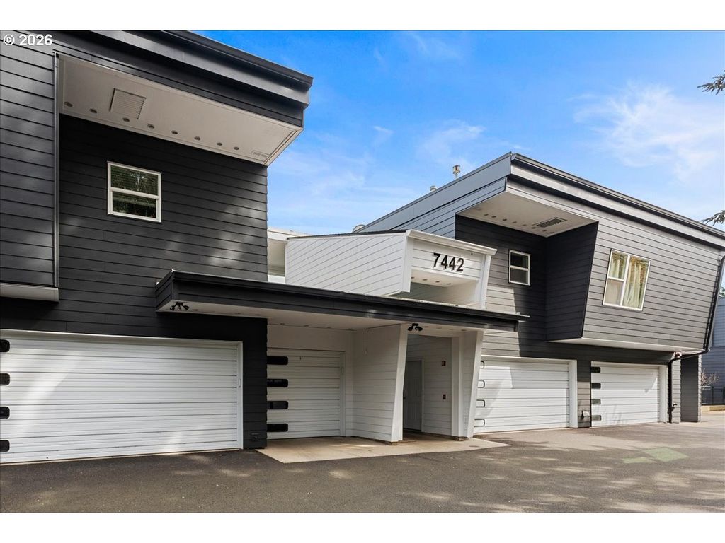 7442 S VIRGINIA Ave B, Portland, OR 97219