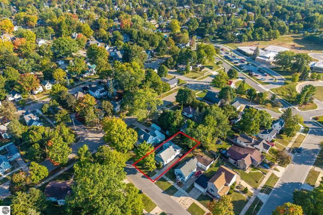 607 Maple Street, Cadillac, MI 49601