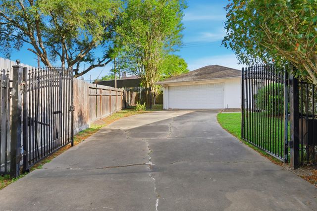 942 Brunswick Circle, Sugar Land, TX 77478