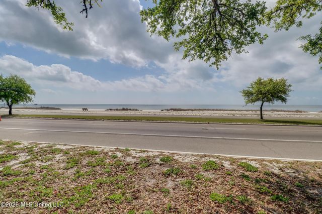 660 E Beach Boulevard, Gulfport, MS 39501