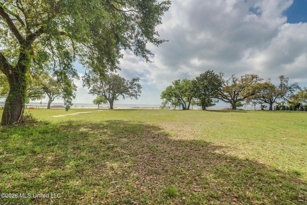 660 E Beach Boulevard, Gulfport, MS 39501