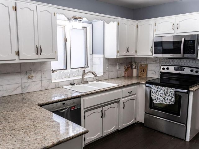 18401 E 26th Street Court S, Independence, MO 64057