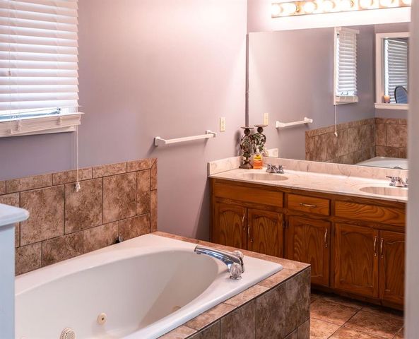 18401 E 26th Street Court S, Independence, MO 64057