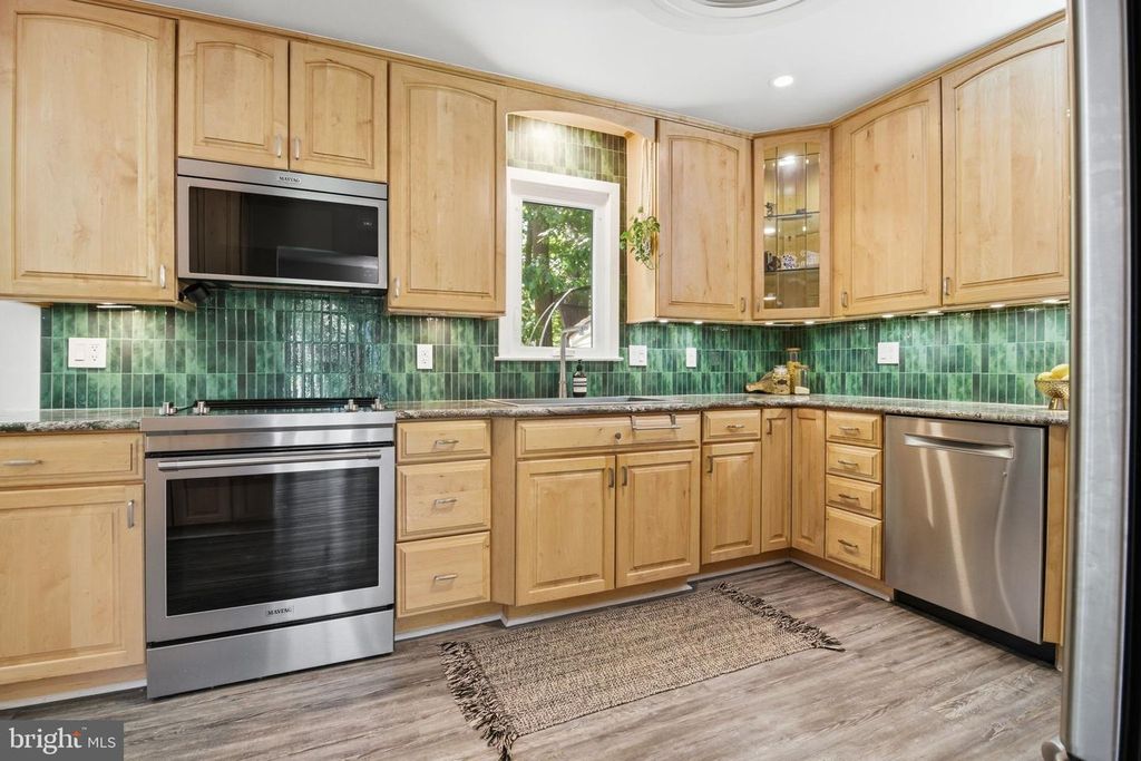 Image 12 of property listing at 407 AUTUMN OLIVE WAY, Sterling, VA 20164