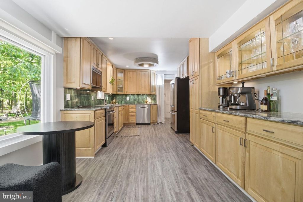 Image 14 of property listing at 407 AUTUMN OLIVE WAY, Sterling, VA 20164