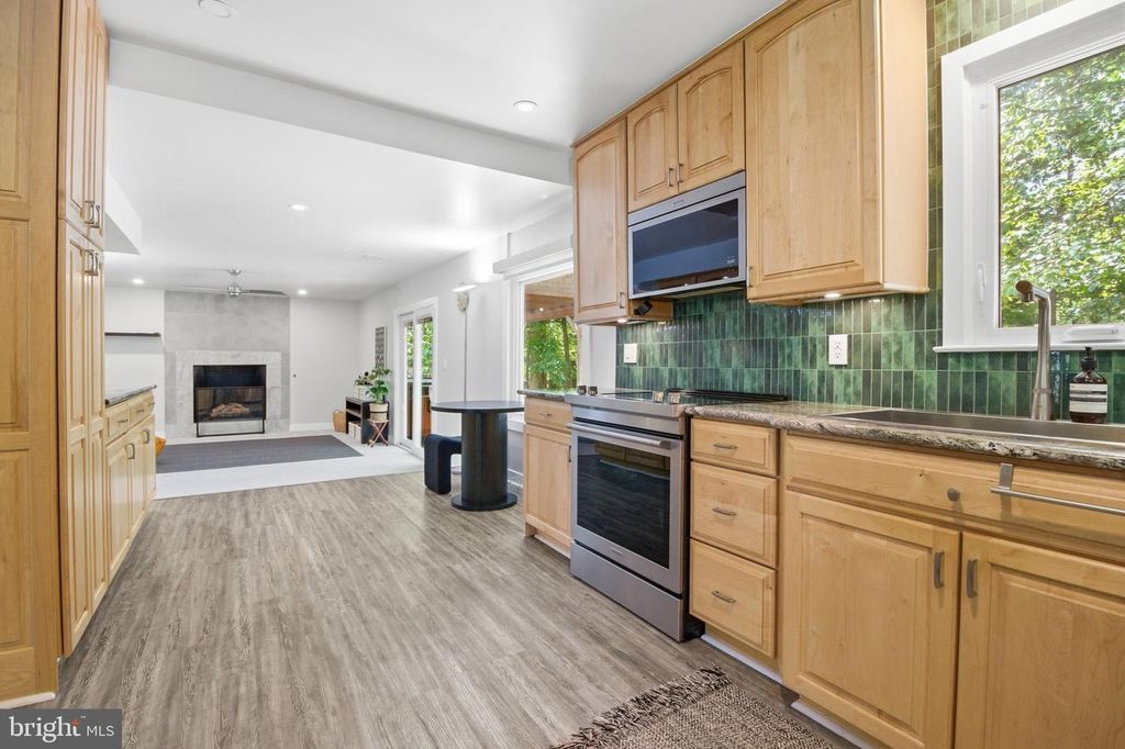Image 15 of property listing at 407 AUTUMN OLIVE WAY, Sterling, VA 20164