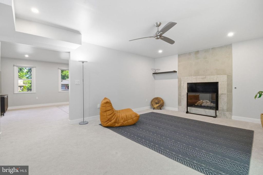 Image 17 of property listing at 407 AUTUMN OLIVE WAY, Sterling, VA 20164