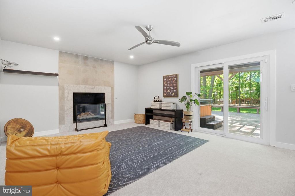 Image 18 of property listing at 407 AUTUMN OLIVE WAY, Sterling, VA 20164
