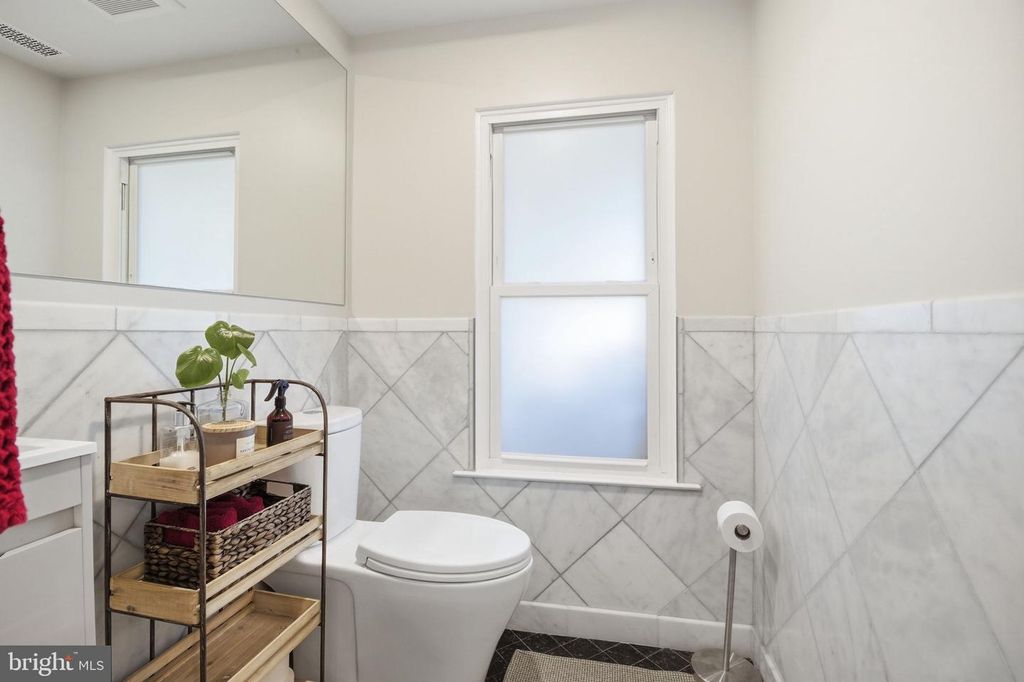 Image 19 of property listing at 407 AUTUMN OLIVE WAY, Sterling, VA 20164
