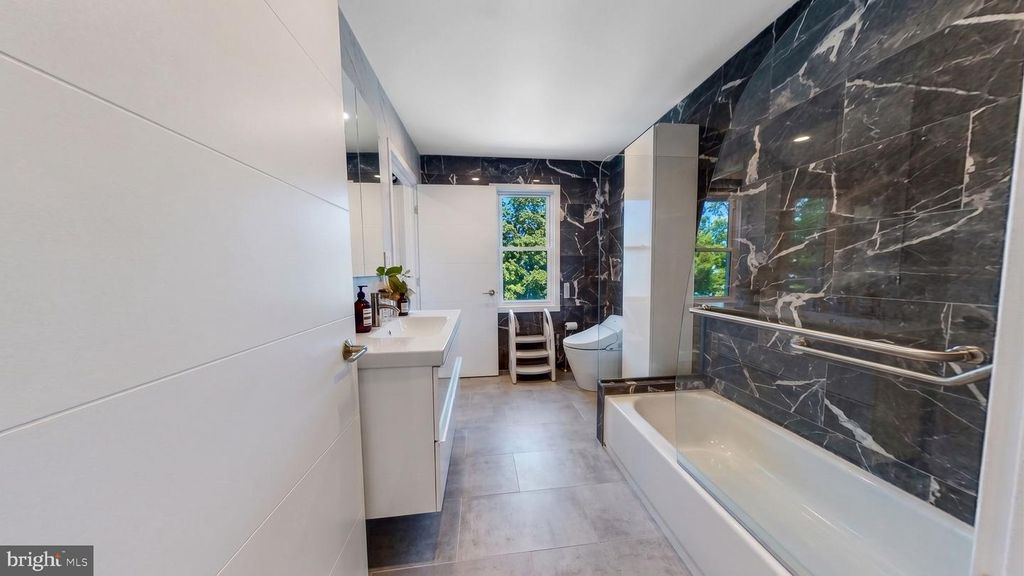Image 30 of property listing at 407 AUTUMN OLIVE WAY, Sterling, VA 20164
