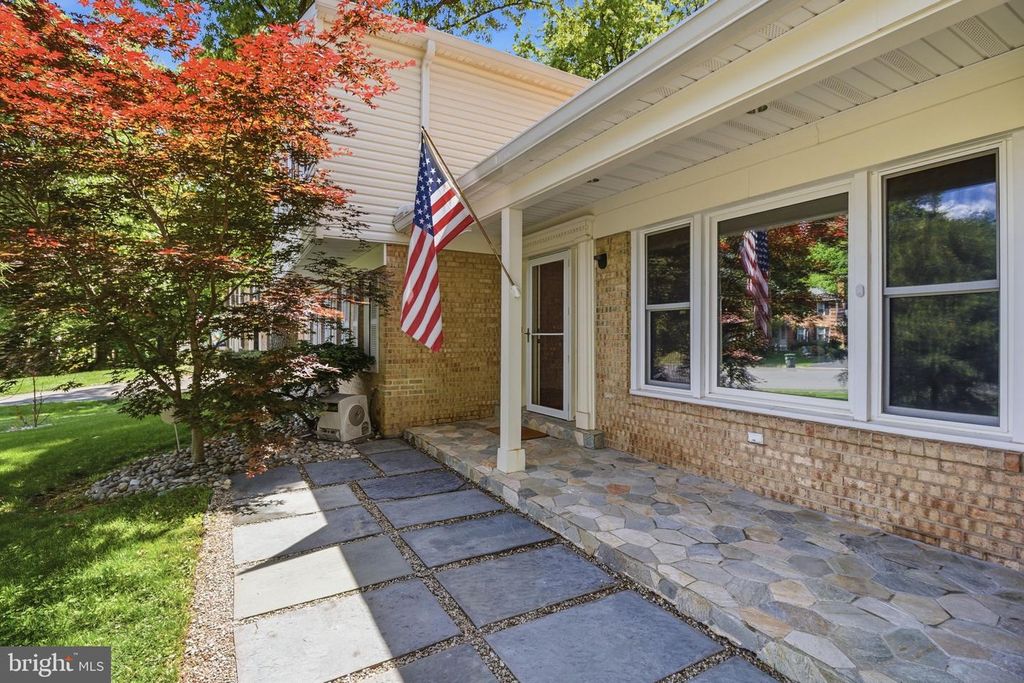 Image 4 of property listing at 407 AUTUMN OLIVE WAY, Sterling, VA 20164