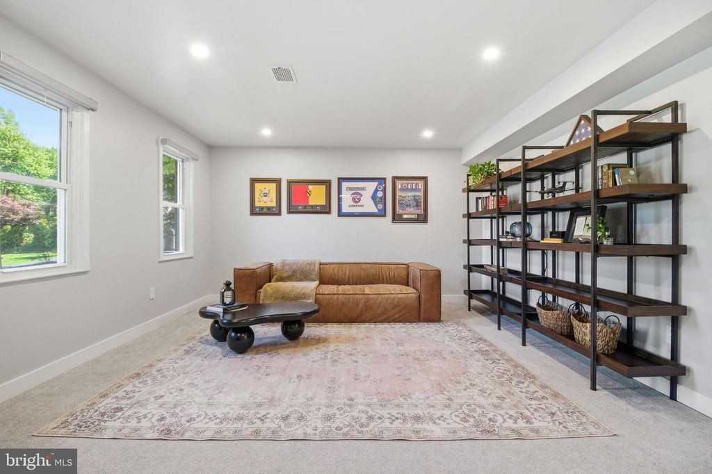 Image 8 of property listing at 407 AUTUMN OLIVE WAY, Sterling, VA 20164