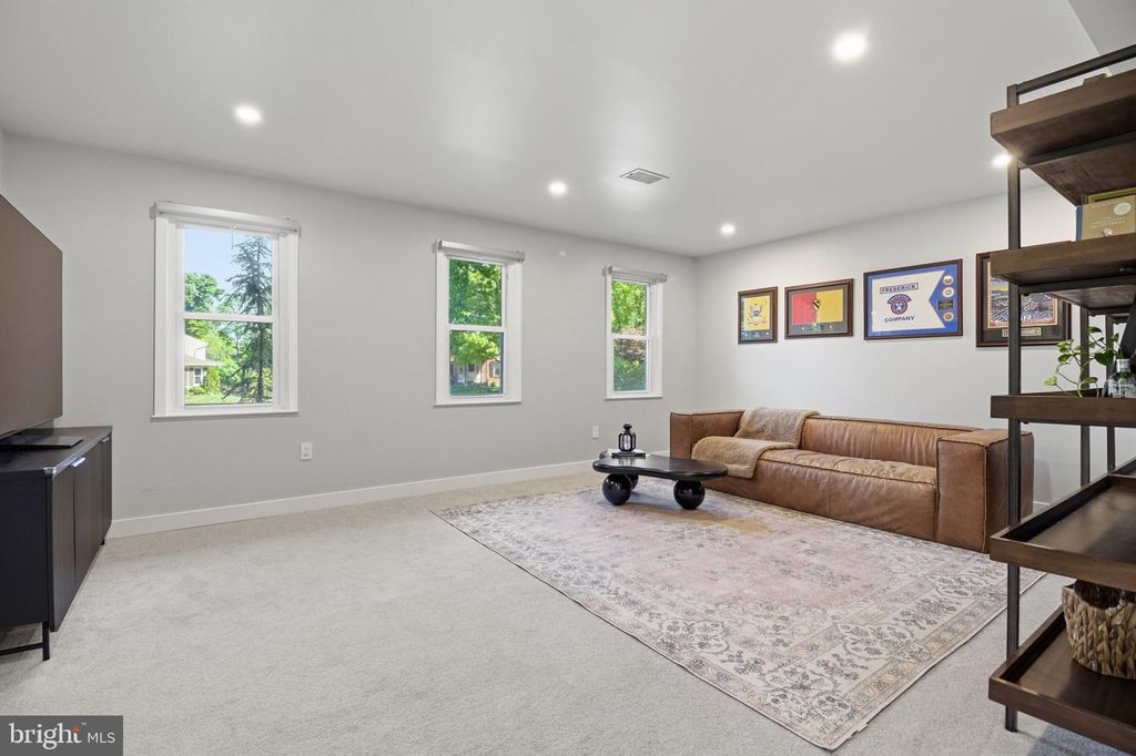 Image 9 of property listing at 407 AUTUMN OLIVE WAY, Sterling, VA 20164