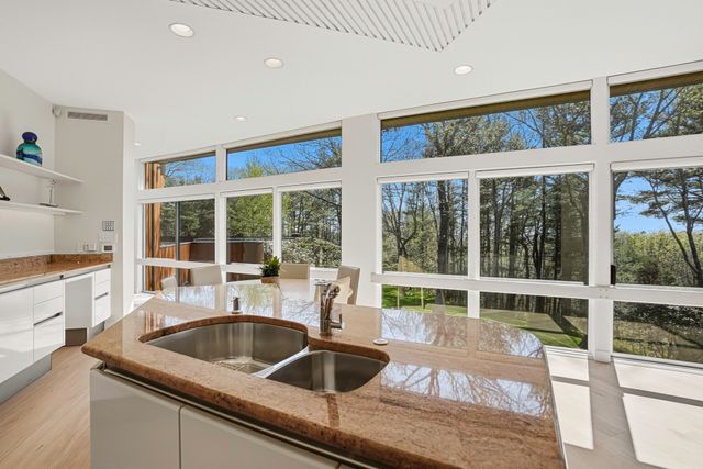17 Deer Run, Wayland, MA 01778