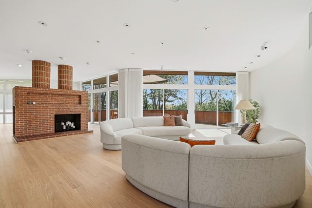 17 Deer Run, Wayland, MA 01778