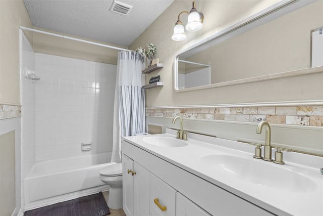 1128 Kensington Drive, Desoto, TX 75115