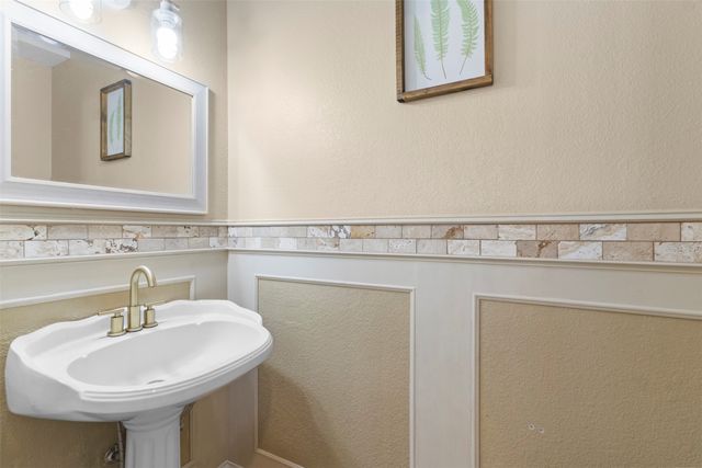 1128 Kensington Drive, Desoto, TX 75115