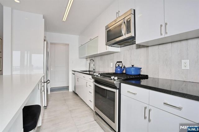 5 Horizon Road 2209, Fort Lee, NJ 07024