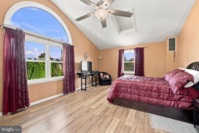 864 CRICKET RD, Secane, PA 19018