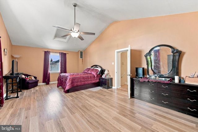 864 CRICKET RD, Secane, PA 19018