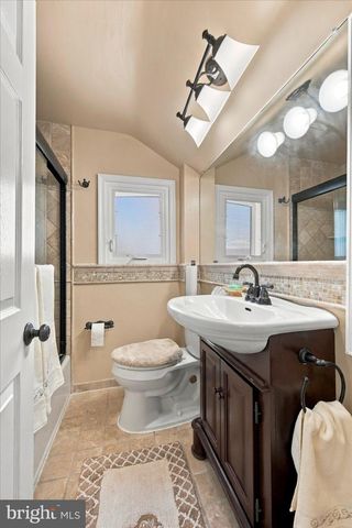 864 CRICKET RD, Secane, PA 19018