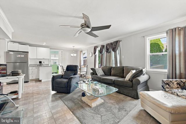 864 CRICKET RD, Secane, PA 19018