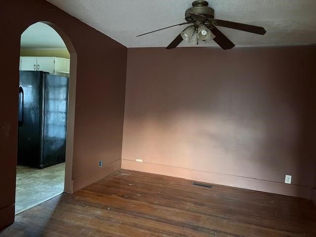 5388 MORRISON CREEK RD, Clifton, TN 38425