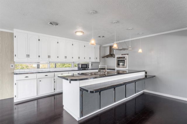 374 Harbor View Drive, Livingston, TX 77351