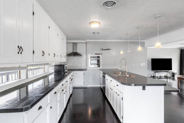 374 Harbor View Drive, Livingston, TX 77351