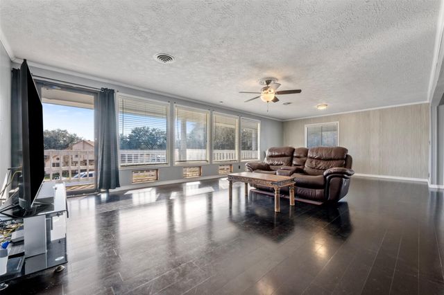 374 Harbor View Drive, Livingston, TX 77351