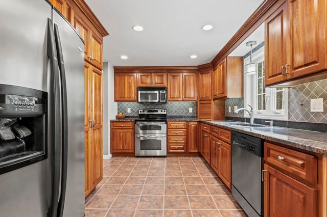 3 Hillside Road, Windham, NH 03087