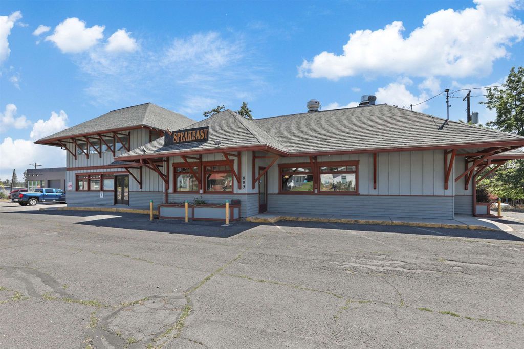 809 1st St, Cheney, WA 99004