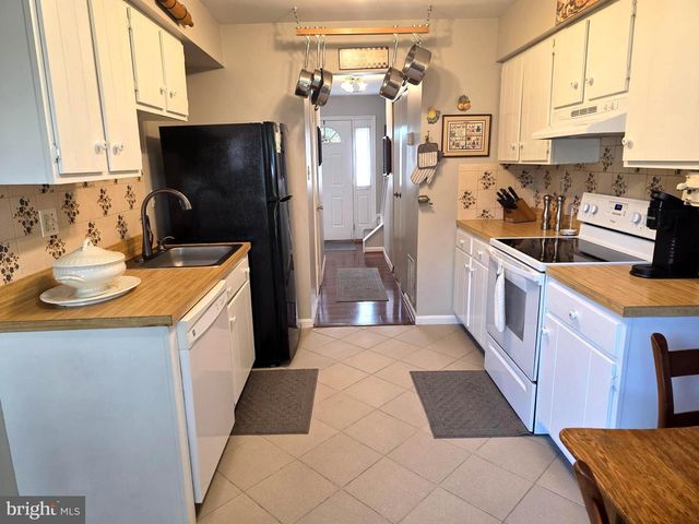 862 HOLLY DR, La Plata, MD 20646