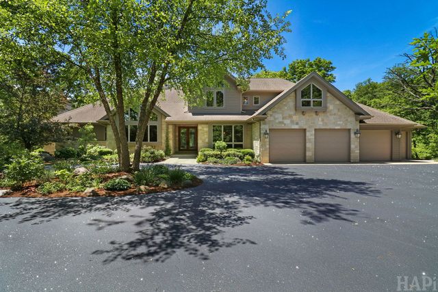 8806 WHISPERING PINES Trail, Woodstock, IL 60098