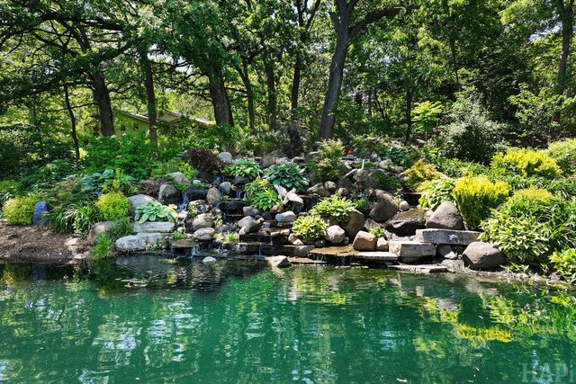8806 WHISPERING PINES Trail, Woodstock, IL 60098